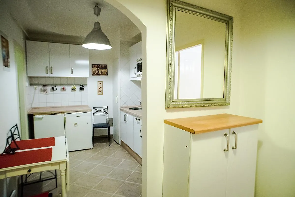 Apartment At The Deak Ferenc Ter Budapesta 0*,  Ungaria