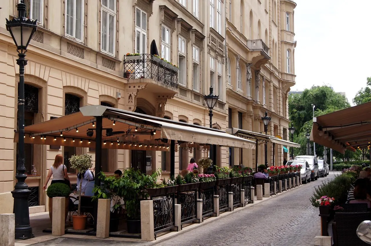 Apartment At The Deak Ferenc Ter Budapest