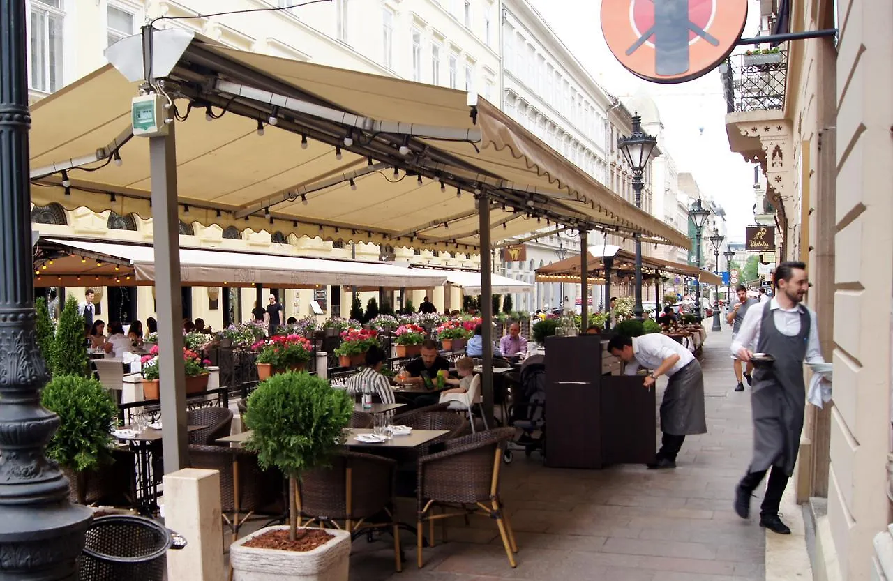 Apartment At The Deak Ferenc Ter Budapest